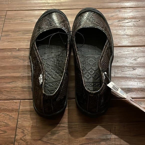 Muk Luk Sport Women’s Brown Snake Print Slip On Flats - Picture 2 of 5